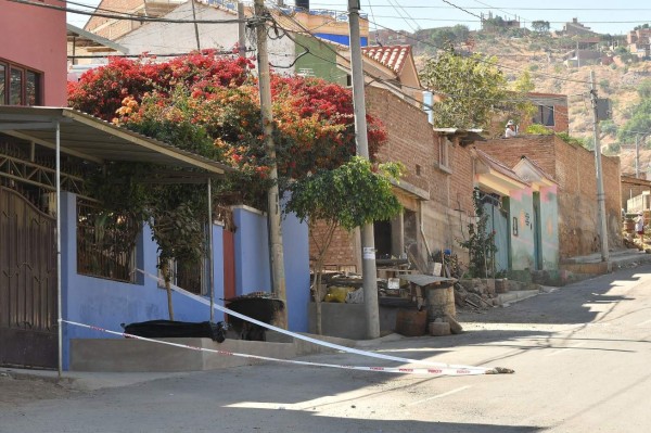 El cuerpo sin vida de un hombre permaneció durante horas abandonado en una calle, este domingo en Cochabamba (Bolivia). EFE