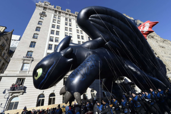 Los globos del desfile de Acción de Gracias recorren Nueva York pese al viento
