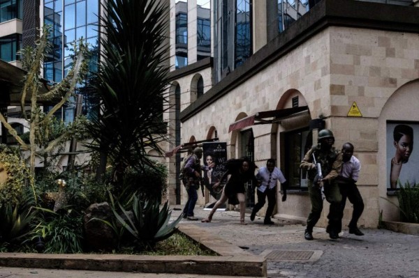 Atentado terrorista en un hotel de Kenia deja 14 muertos