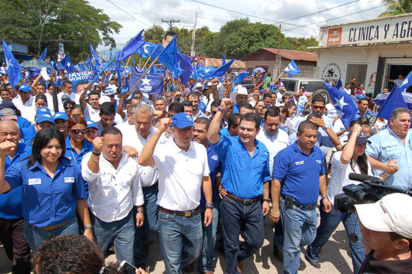 Juan Orlando Hernández promete el mejor sueldo de Centroamérica a los maestros