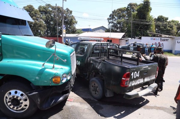 Patrulla de Policía Militar choca contra rastra en Villanueva
