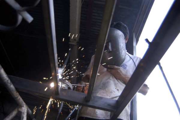 Ministro espera que mayoría de empresas paguen mañana el aumento