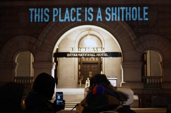 Video: 'Este lugar es una m...', proyectan sobre un hotel Trump en EEUU  