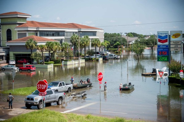 Houston empieza a levantarse tras paso del mortal huracán Harvey