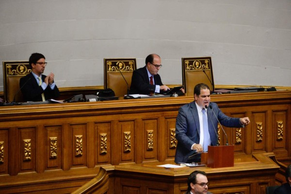 CR215. CARACAS (VENEZUELA), 21/03/2017.- El diputado Luis Florido (d) de la Asamblea Nacional venezolana (AN) habla hoy, martes 21 de marzo de 2017, en la ciudad de Caracas (Venezuela). La Asamblea Nacional de Venezuela (AN; Parlamento) declaró hoy 'inadmisible' la extensión por sexto periodo consecutivo del estado de excepción de emergencia económica decretado por el Gobierno de Nicolás Maduro y avalado por el Tribunal Supremo de Justicia para 60 días más. EFE/STR