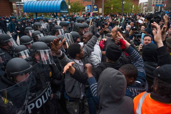 Violentos choques en Baltimore tras funeral de afroamericano