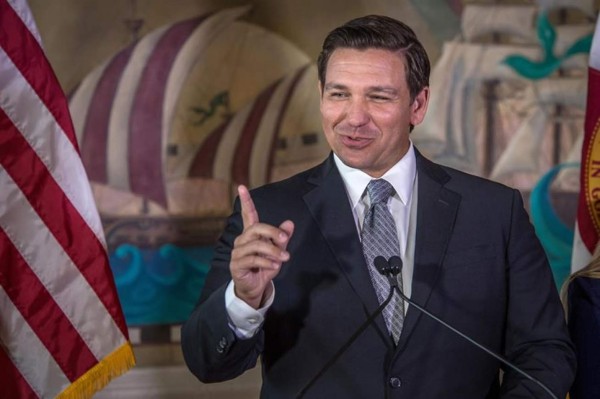 La ley, firmada por el gobernador Ron DeSantis (en la imagen), un aliado político del presidente Donald Trump y de su dura política migratoria, entra en efecto en un estado con un 20% de población extranjera y pese al rechazo de grupos pro-inmigrantes por la separación de familias y el impacto económico que puede tener en el estado. EFE/Giorgio Viera/Archivo