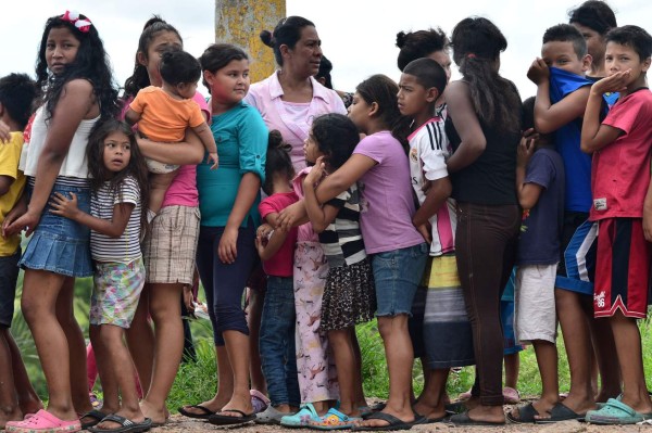 Children wait in line to take part in the Children's Day celebrations in the surroundings of the municipal crematorium in Tegucigalpa on September 10, 2020, amid the new coronavirus pandemic. - The new coronavirus has left over 2,000 dead of over 64,500 contagions in six months in Honduras. (Photo by ORLANDO SIERRA / AFP)