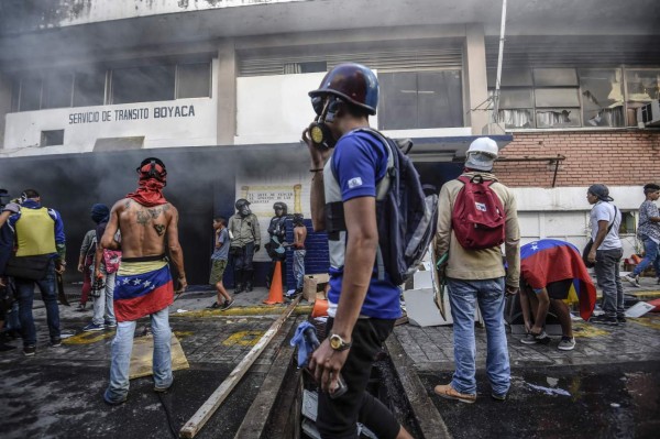 Activistas anti gubernamentales atacan y incendian una estación de Policía Nacional de Tránsito durante una protesta contra la elección de una Asamblea Constituyente propuesta por el presidente venezolano Nicolás Maduro, en Caracas el 30 de julio de 2017.