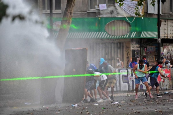 Rayos láser, el 'arma silenciosa' de los manifestantes en Chile