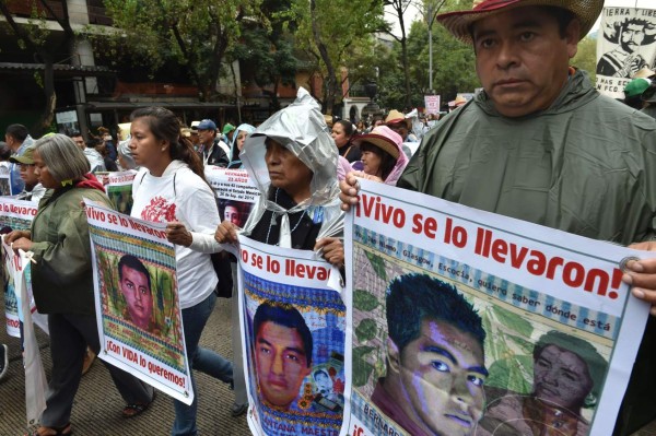 México conmemora primer aniversario de desaparición de los 43