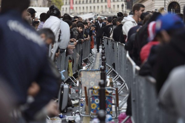 Es el primero en comprar el Iphone 6 y se le cae de la emoción