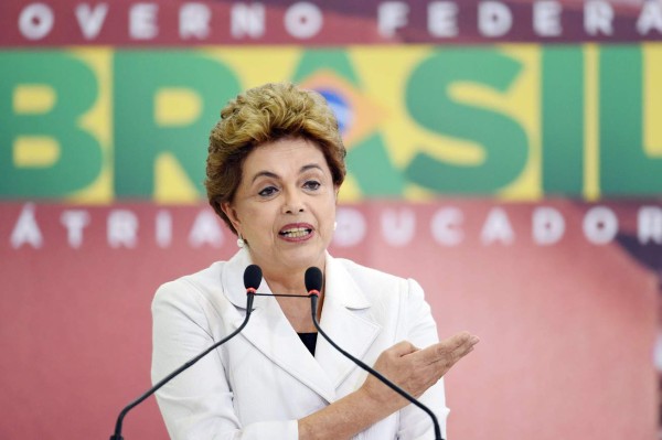 Rousseff negocia cargos por votos para evitar juicio político