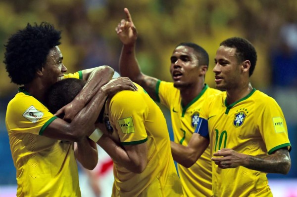 Brasil golea a Perú y convence con un brillante Douglas Costa