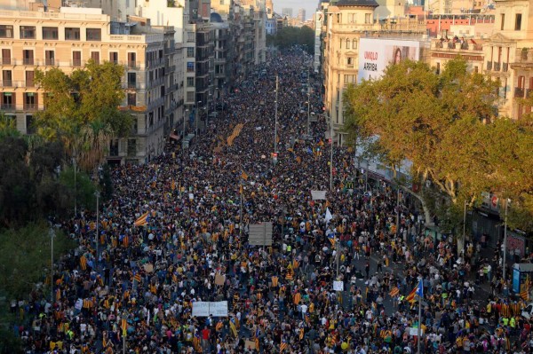 Miles se toman las calles de Cataluña para denunciar la actuación policial