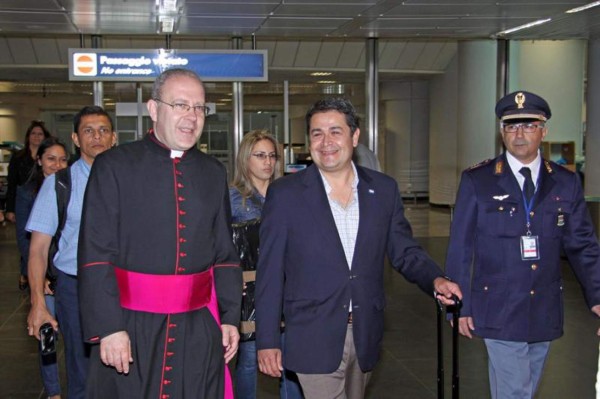 Presidente de Honduras llega a Roma para reunirse con el Papa Francisco