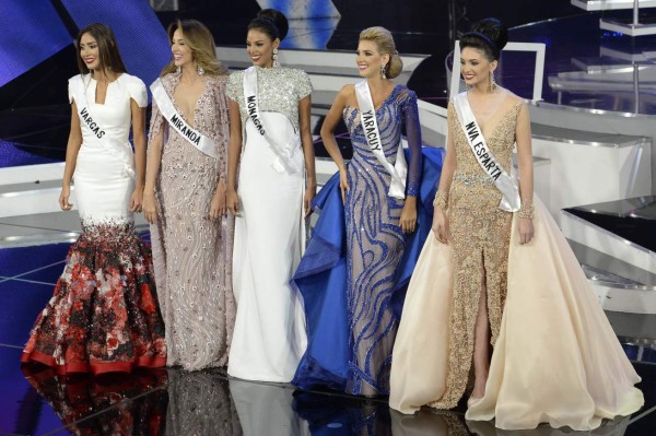 Keysi Sayago (C) participates in the Miss Venezuela 2016 beauty pageant before being crowned the winner in Caracas on October 5, 2016. / AFP PHOTO / FEDERICO PARRA