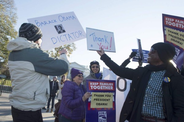 Antimigrantes rechazan medida migratoria: ¡Deporten a Obama!
