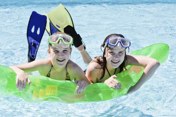 Consejos para cuidar a los niños en las piscinas