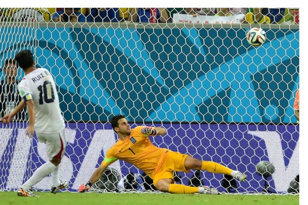 Bryan Ruiz pega de nuevo y ayuda a Costa Rica a ampliar su historia