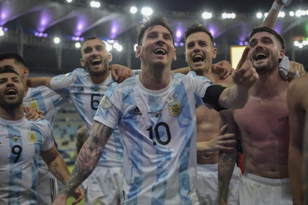 Argentina's Lionel Messi (C) and teammates celebrate after winning the Conmebol 2021 Copa America football tournament final match against Brazil at Maracana Stadium in Rio de Janeiro, Brazil, on July 10, 2021. - Argentina won 1-0. (Photo by CARL DE SOUZA / AFP)