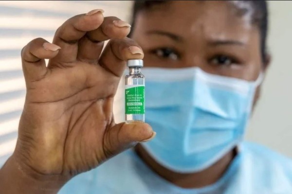 Una enfermera recibe la primera vacuna contra covid-19 en El Salvador