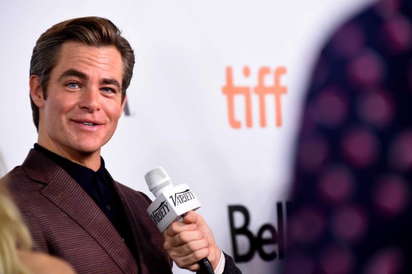 Chris Pine sorprende con desnudo en 'Outlaw King'