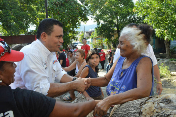 Toñito Rivera recorre colonia Las Brisas