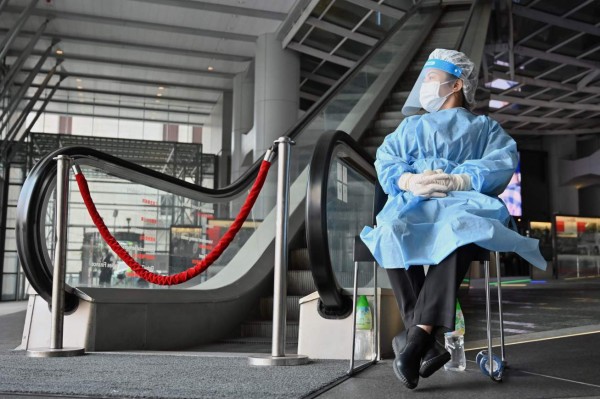 Hong Kong justifica atar a los niños a la cama durante cuarentena por covid-19