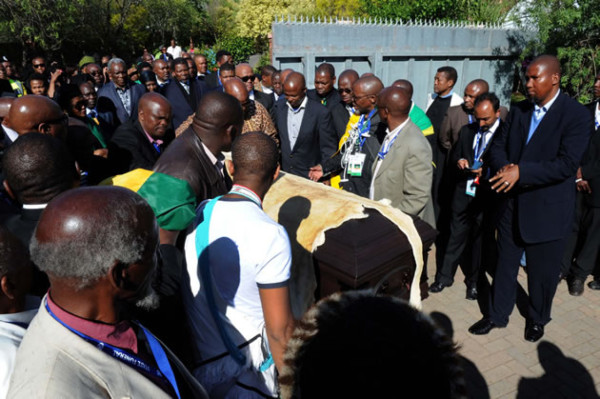 Vídeo: Restos de Mandela llegan al pueblo de Qunu, donde será enterrado