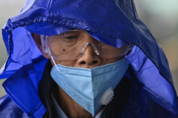 'Sin mascarillas no contendremos el coronavirus': director de un hospital de Wuhan