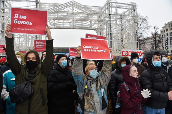 People take part in a rally in support of jailed opposition leader Alexei Navalny in downtown Moscow on January 23, 2021. Placards read 'I'm not afraid', 'Freedom to Navalny!'. - Navalny, 44, was detained last Sunday upon returning to Moscow after five months in Germany recovering from a near-fatal poisoning with a nerve agent and later jailed for 30 days while awaiting trial for violating a suspended sentence he was handed in 2014. (Photo by Vasily MAXIMOV / AFP)