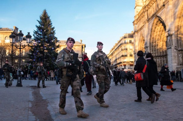 Paris (France), 16/12/2017.- French soldiers of the anti-terrorism 'Sentinelle Operation' patrol in front of the Notre Dame Cathedral in Paris, France, 16 December 2017. After being cancelled two years, since the November 2015 Paris attacks, the Notre-Dame cathedral courtyard is open to the public to visit the annual Christmas tree. (Atentado, Terrorismo, Francia) EFE/EPA/CHRISTOPHE PETIT TESSON
