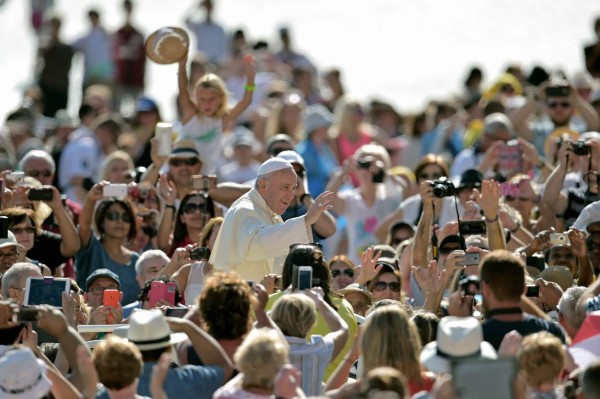 Polémica por bendición del Papa a autora de libros para gays