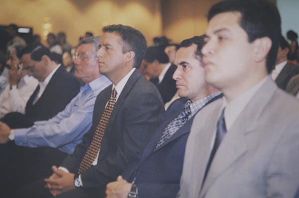 El álbum privado de la infancia y juventud de Juan Orlando Hernández