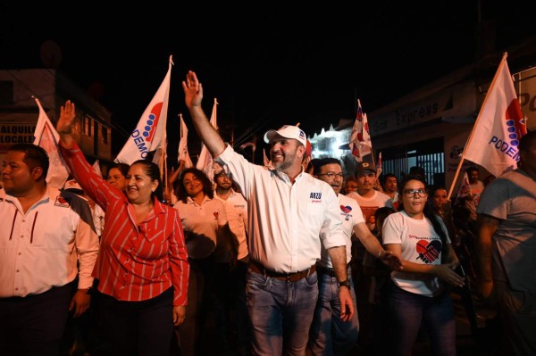 Guatemalan candidate for the coalition PAN-Podemos party Roberto Arzu walks with supporters during a political rally in La Democracia municipaity Escuintla departament, 90km south of Guatemala City, on June 12, 2019,ahead of the upcoming general election on June 16. (Photo by Johan ORDONEZ / AFP)