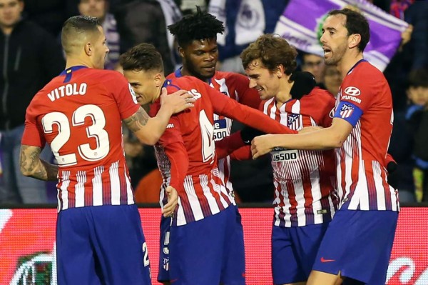 Griezmann salva al Atlético que mantiene el pulso con el Barcelona