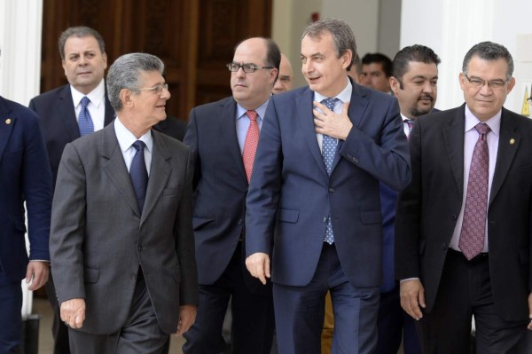 Oposición redobla presión internacional para referendo contra Maduro