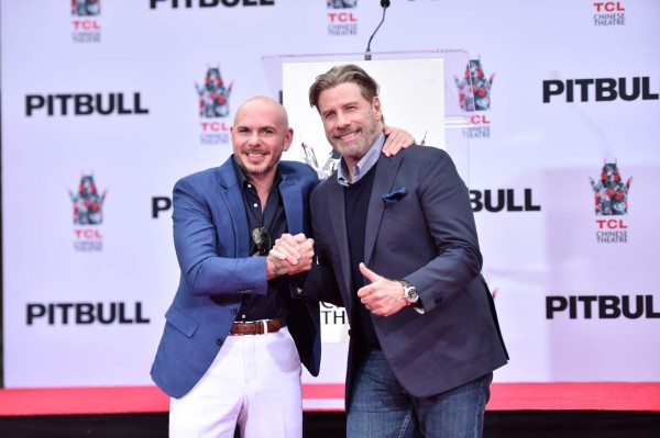 Pitbull deja sus huellas en el cemento de Hollywood