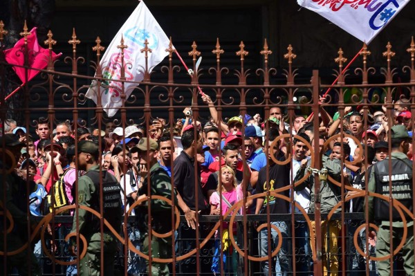 TOPSHOT - CORRECTION - Supporters of the Venezuelan government gather before the National Assembly in Caracas on October 27, 2016.Venezuela's opposition ratchets up the pressure on President Nicolas Maduro at mass protests, announcing plans for a general strike, a new march and a legislative onslaught. / AFP PHOTO / RONALDO SCHEMIDT / ?The erroneous mention[s] appearing in the metadata of this photo by RONALDO SCHEMIDT has been modified in AFP systems in the following manner: [Supporters of the Venezuelan government] instead of [opponents]. Please immediately remove the erroneous mention[s] from all your online services and delete it (them) from your servers. If you have been authorized by AFP to distribute it (them) to third parties, please ensure that the same actions are carried out by them. Failure to promptly comply with these instructions will entail liability on your part for any continued or post notification usage. Therefore we thank you very much for all your attention and prompt action. We are sorry for the inconvenience this notification may cause and remain at your disposal for any further information you may require.?
