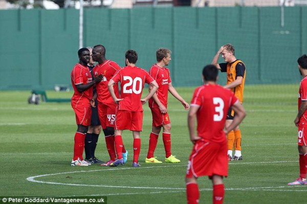 Balotelli agrede y pisa a un jugador rival en duelo amistoso