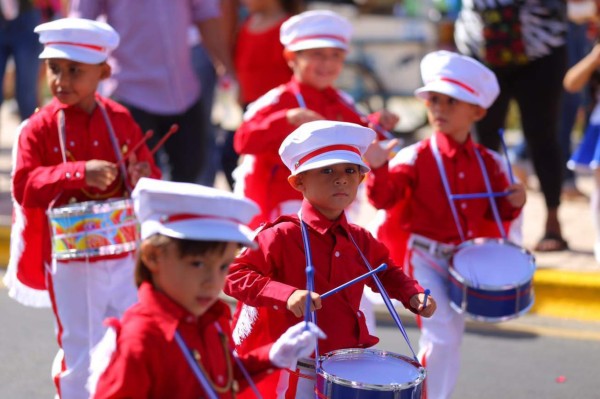 Pequeños sampedranos celebran la Independencia de Honduras
