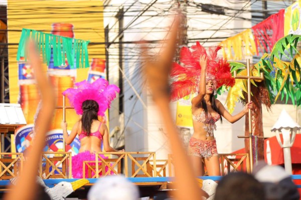Colorido y belleza en desfile de carrozas y comparsas de La Ceiba