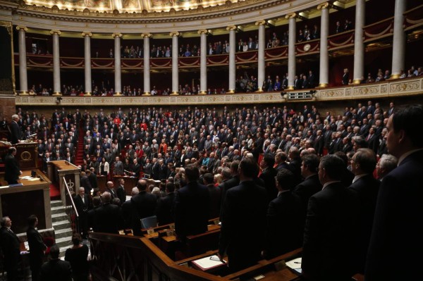 El parlamento francés guardó un minuto de silencio en honor a las víctimas de los atentados.