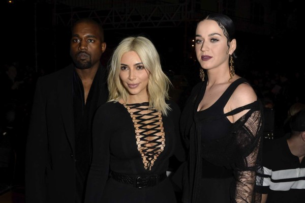 Looks de Kim Kardashian la dejan al descubierto en París