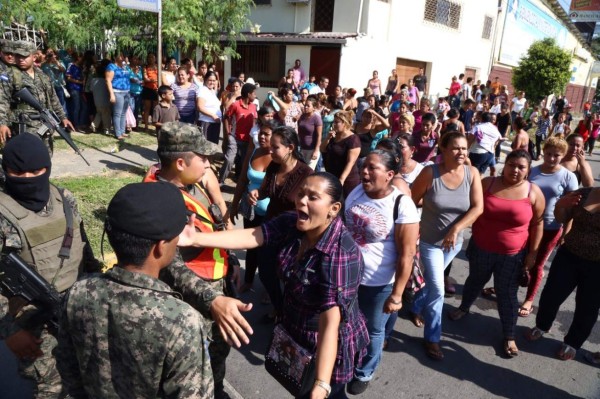 Desmayos y zozobra entre parientes de reclusos en penal de San Pedro Sula