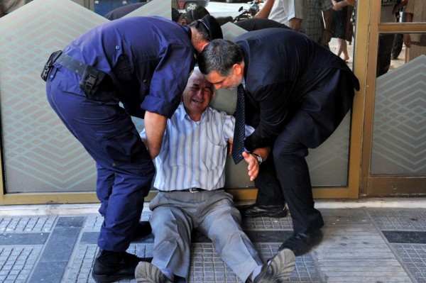El llanto de un anciano que resume la crisis en Grecia