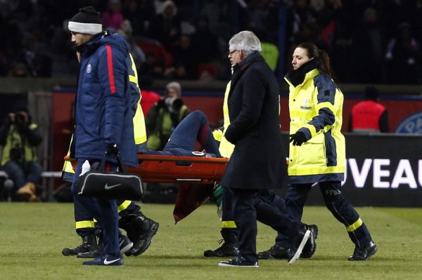 Pánico en PSG: Neymar se marcha llorando y lesionado en el clásico francés
