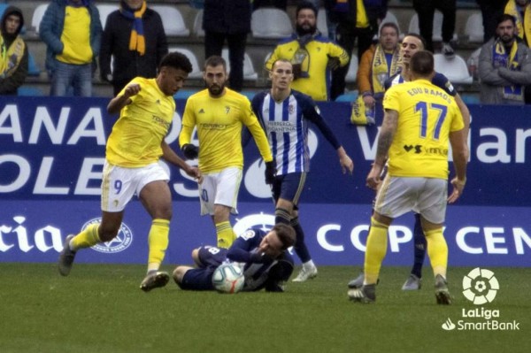 'Choco' Lozano extiende su racha sin goles en el Cádiz a casi tres meses