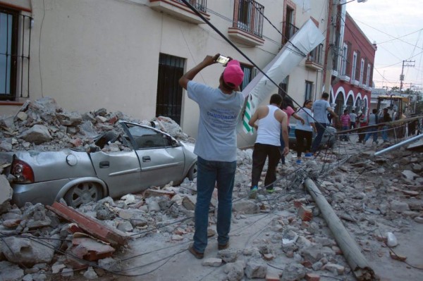 MEX60. CUERNAVACA (MÉXICO), 19/09/2017.- Un grupo de personas camina entre los escombros de los edificios colapsados en el poblado de Jojutla de Juárez, estado de Morelos (México), hoy, martes 19 de septiembre de 2017, tras un sismo de magnitud 7,1 en la escala de Richter, que sacudió fuertemente el centro del país y causó escenas de pánico justo cuanto se cumplen 32 años de poderoso terremoto que provocó miles de muertes. Las autoridades mexicanas elevaron hoy a 119 el número de muertos por el terremoto de magnitud 7,1 en la escala de Richter que sacudió hoy con violencia el centro del país. Las autoridades mexicanas elevaron hoy a 139 las víctimas mortales del terremoto de magnitud 7,1 que sacudió con violencia el centro del país, mientras que los servicios de emergencia realizan labores de rescate en las zonas afectadas. EFE/ Tony Rivera